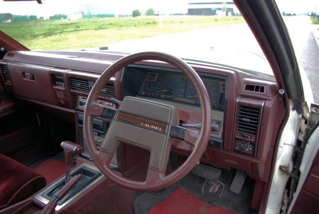 Nissan-Laurel-interior