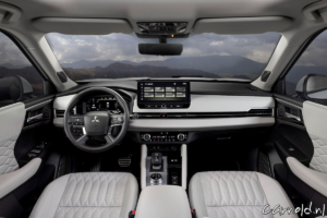 Mitsubishi_Outlander_PHEV_10