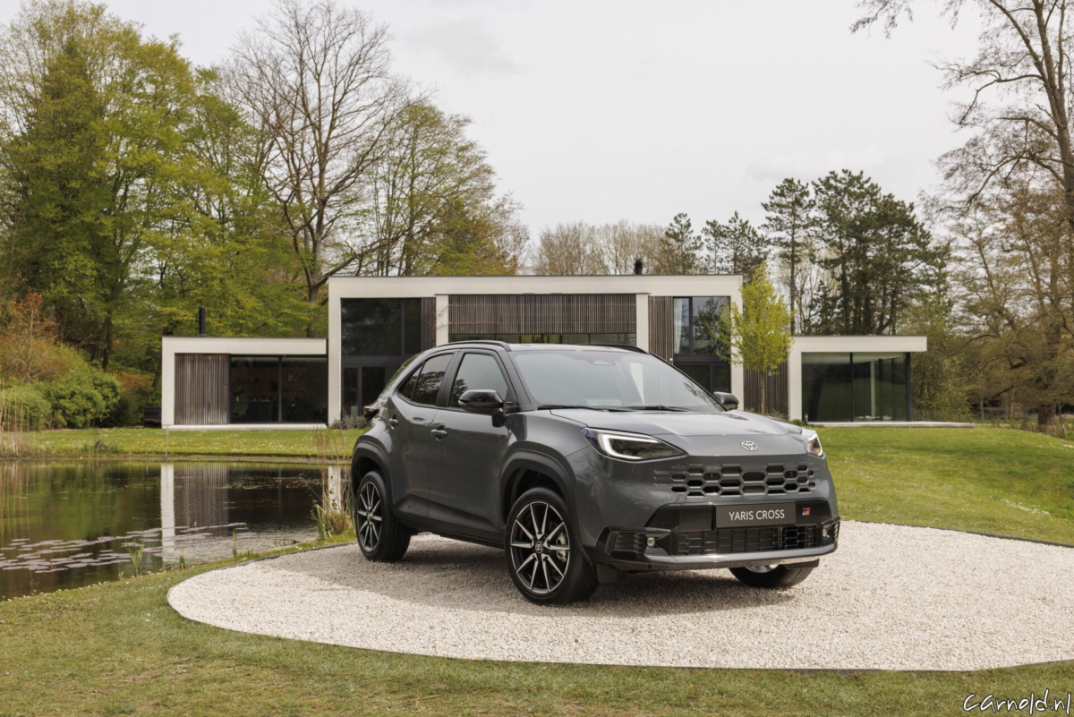 2026_Yaris Cross_Storm grey_Static_03