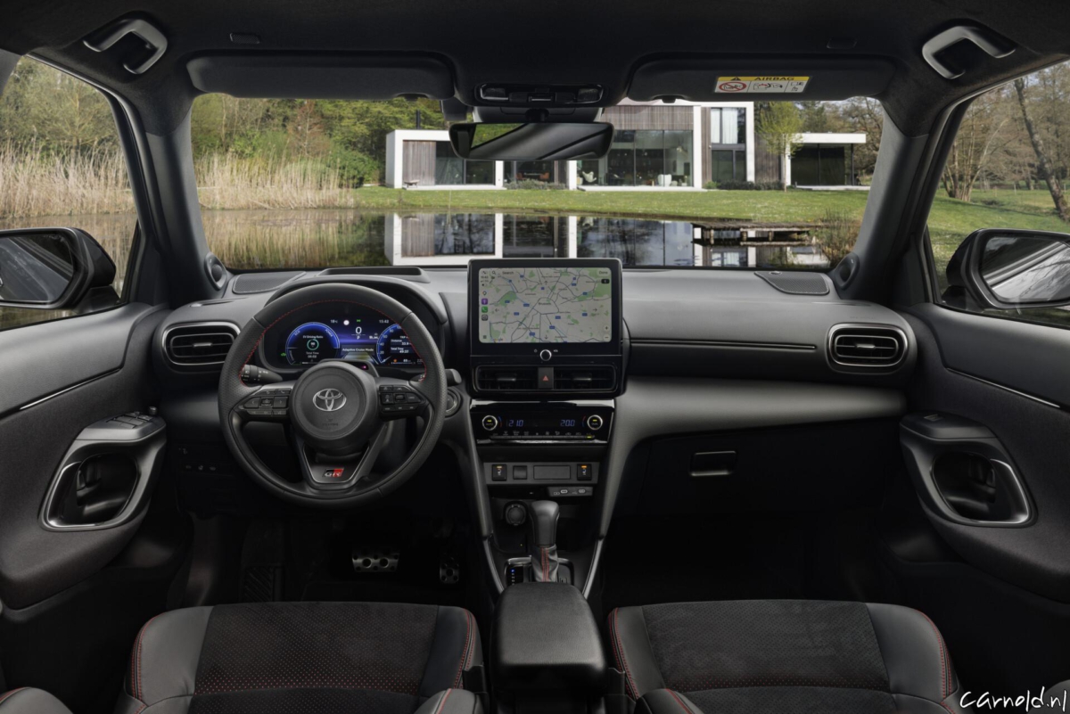 2026_Yaris Cross_Storm grey_Interior_01