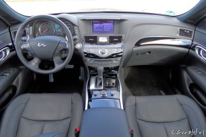 Infiniti_Q70_dashboard