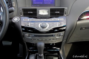 Infiniti_Q70_middenconsole